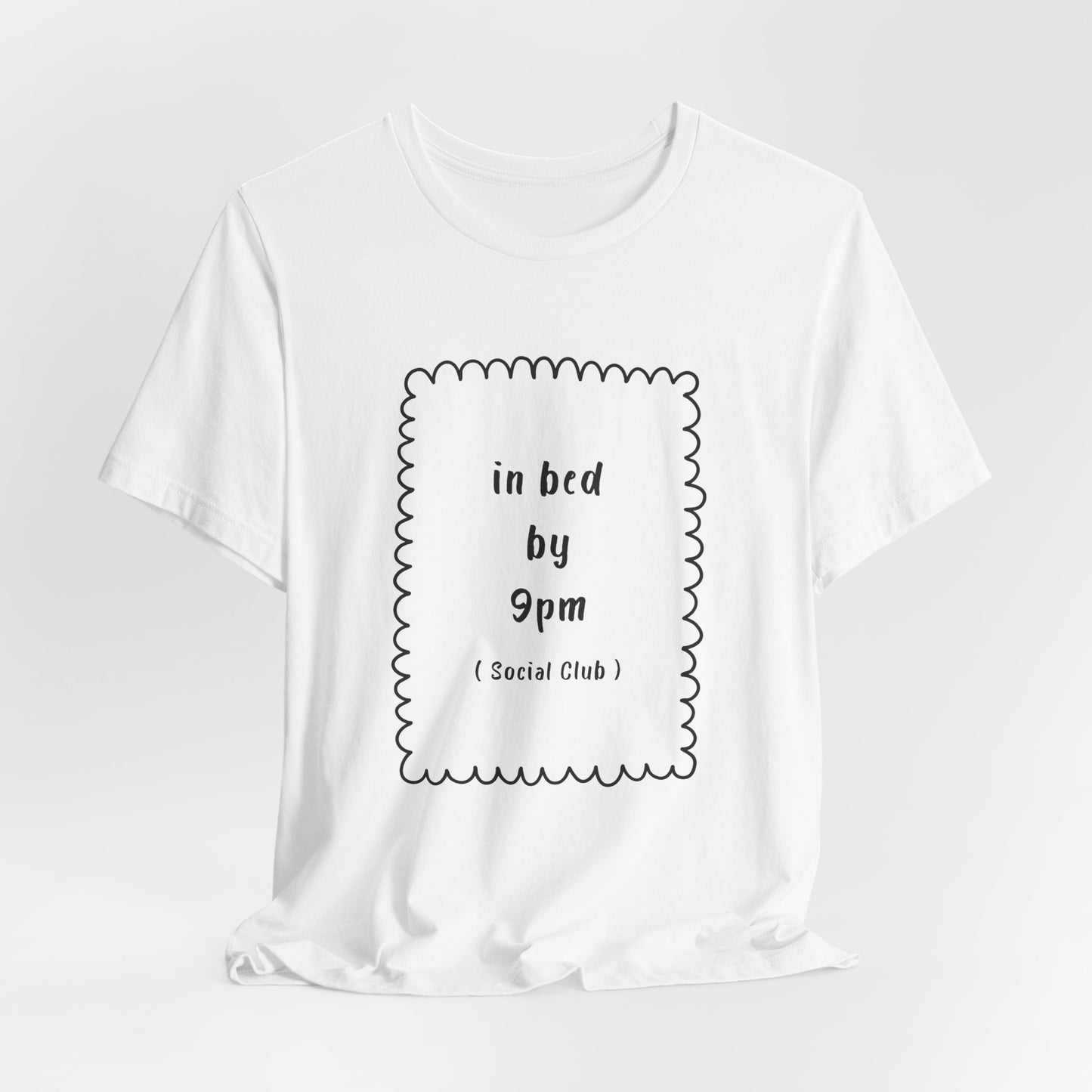 Im Bett um 21 Uhr Social Club | Weißes T-Shirt mit Grafik | Bio-Unisex-T-Shirt