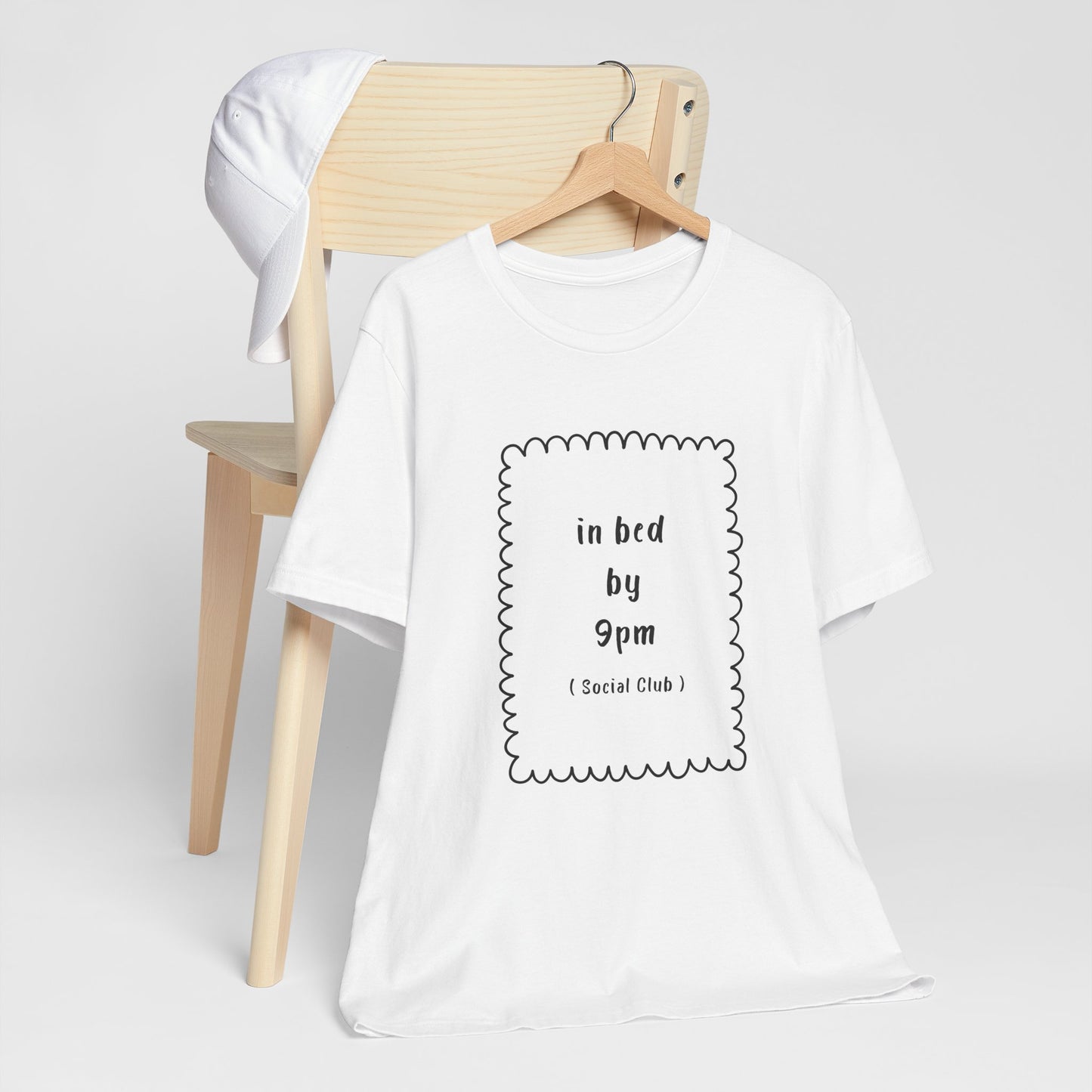 Im Bett um 21 Uhr Social Club | Weißes T-Shirt mit Grafik | Bio-Unisex-T-Shirt