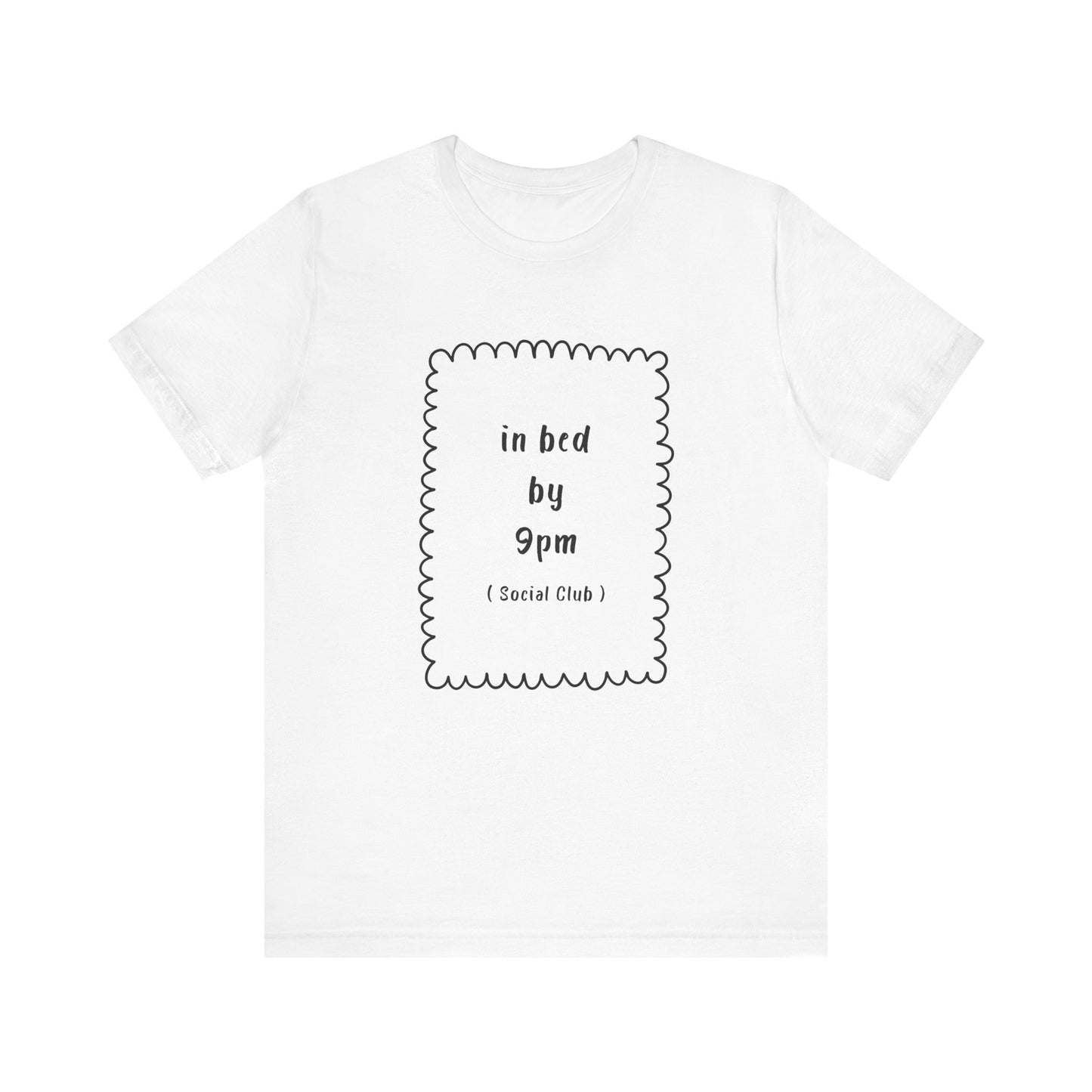 Im Bett um 21 Uhr Social Club | Weißes T-Shirt mit Grafik | Bio-Unisex-T-Shirt