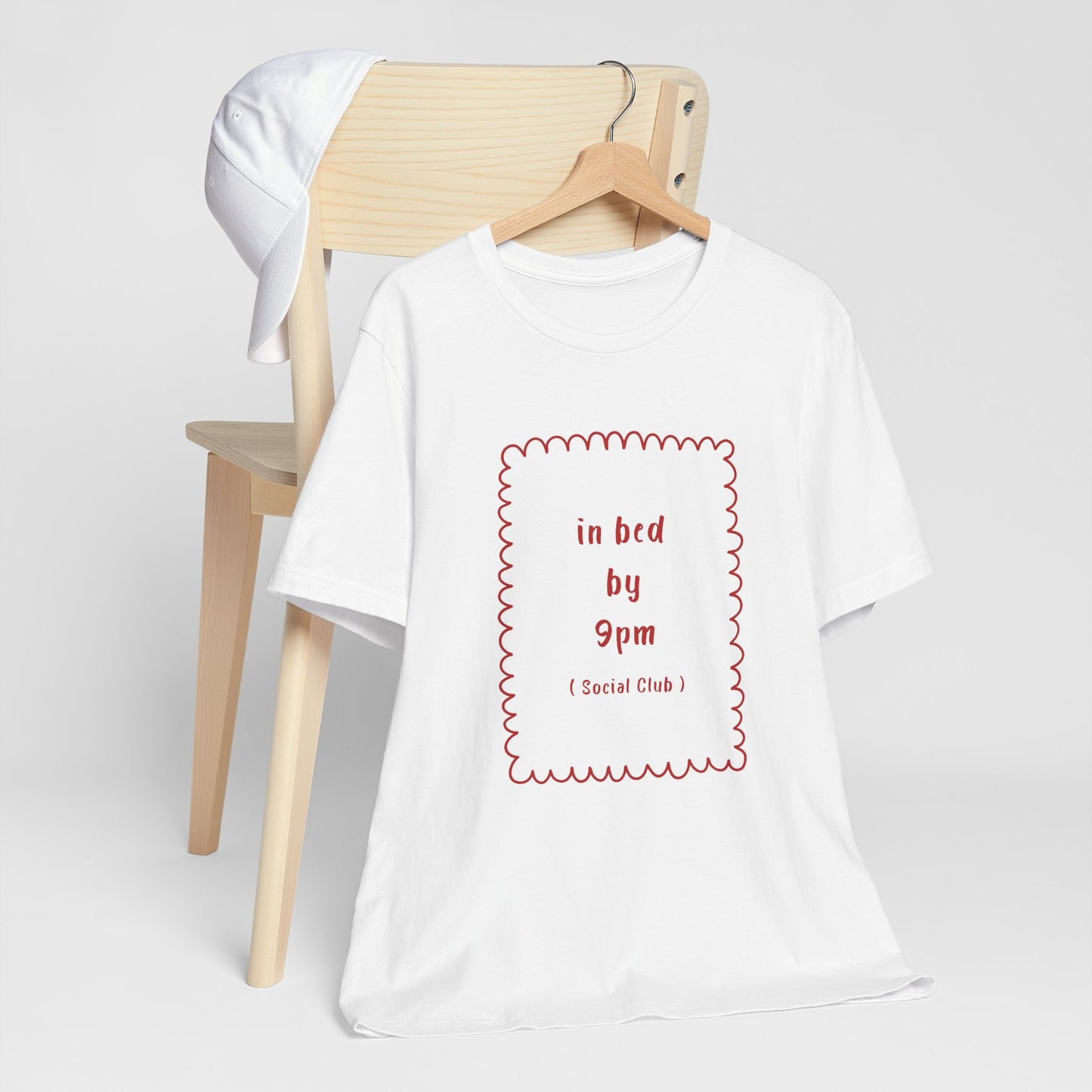 Im Bett um 21 Uhr Social Club (Karmesinrot) | Weißes T-Shirt mit Grafik | Bio-Unisex-T-Shirt