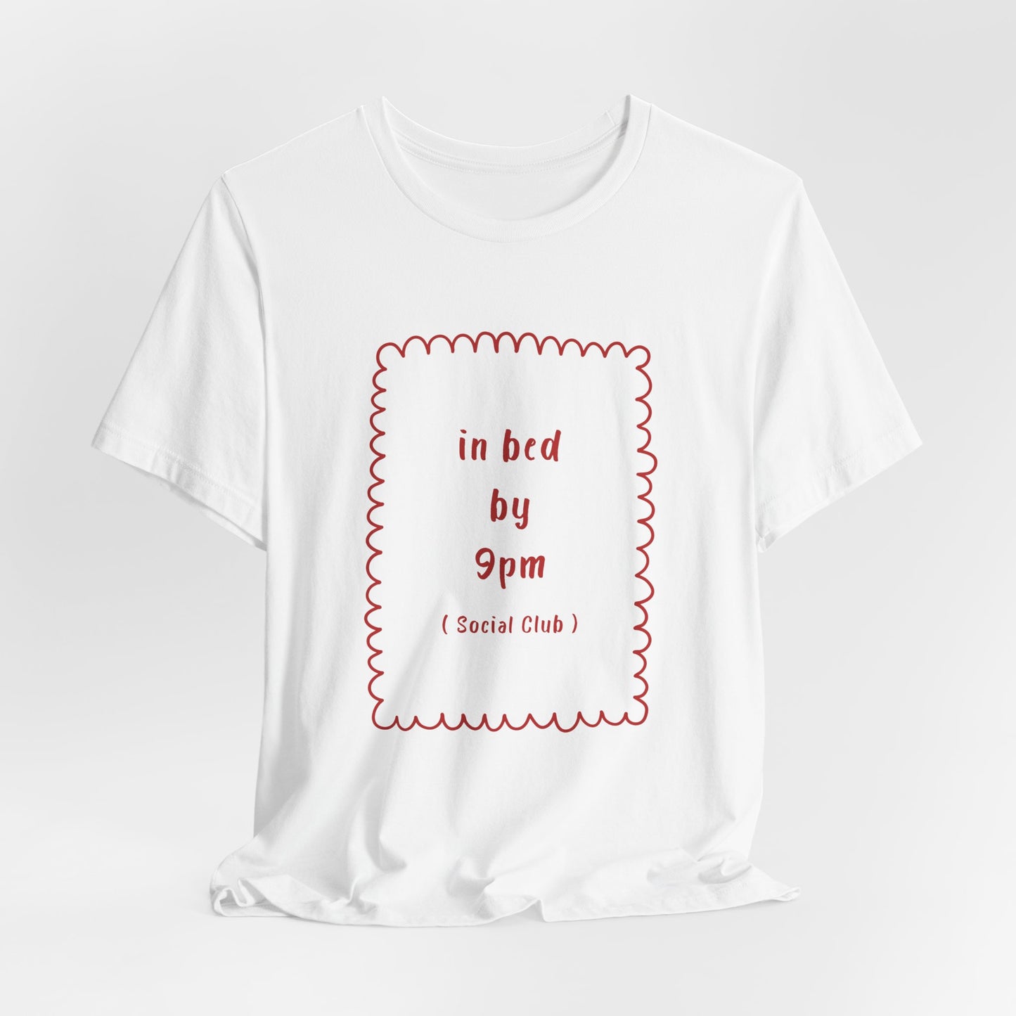 Im Bett um 21 Uhr Social Club (Karmesinrot) | Weißes T-Shirt mit Grafik | Bio-Unisex-T-Shirt